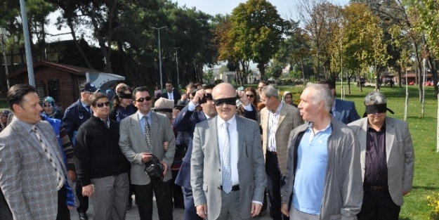 Başkan Gözlerini Bağlayıp Yürüyerek Görme Engellilerin Dünyasını Anlamaya Çalişti