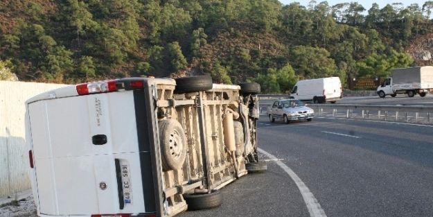 Marmaris’te Yola Dökülen Akaryakıt Kazaya Neden Oldu