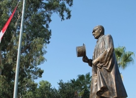 İmam Hatip'te Atatürk büstüne saldırı!