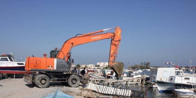 Çeşmealti’nda Ruhsatsız İskeleler Kaldırılıyor