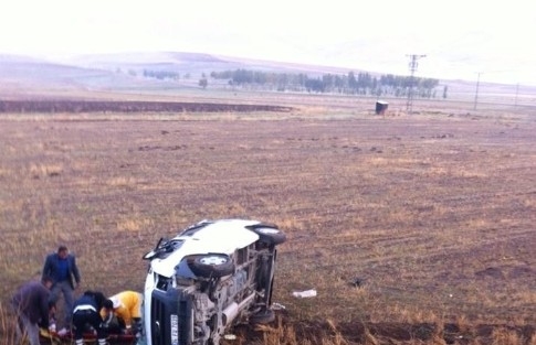 Erzurum’da Otomobil Tarlaya Uçtu: 5 Yaralı