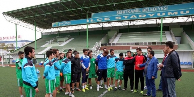 Şehitkamil Belediyespor Yönetiminden Futbolculara Moral Ziyareti