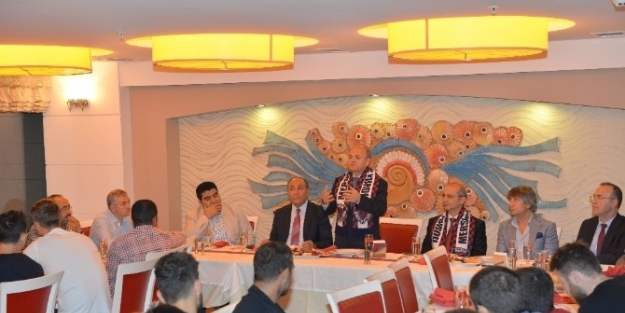 Vali Çakacak, Mersin İdmanyurdu’lu Futbolcular İle Yemekte Buluştu