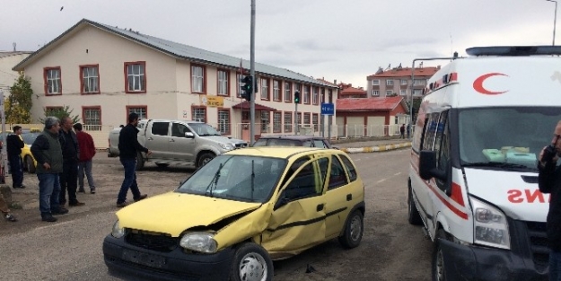 Kelkit’te Otomobil Ambulansla Çarpişti: 1 Yaralı