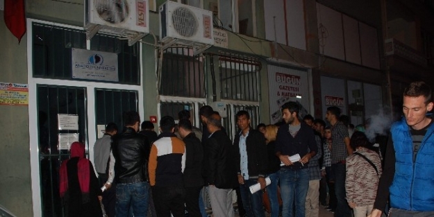 Açık Öğretim Bürosu Önünde Kayıt Kuyruğu