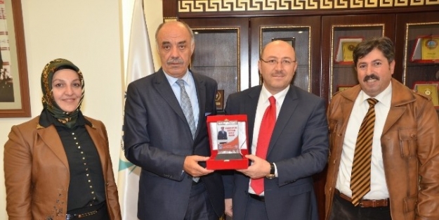 Dasad’dan Başkan Yücelik’e Plaket