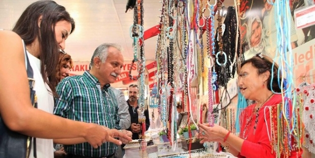 Kadınların El Emeği, Bayraklı’da Görücüye Çikiyor