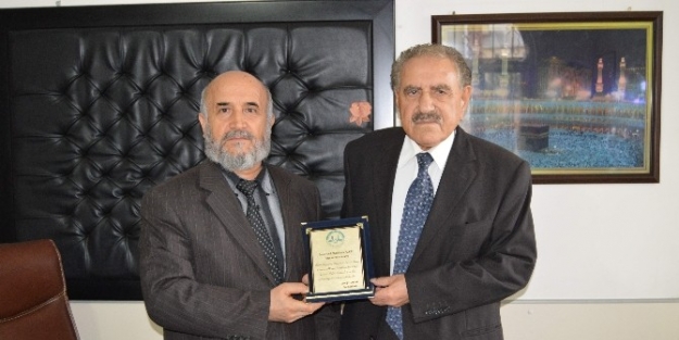 Besni Müftüsü’nden İş Adamı Alkan’a Plaket