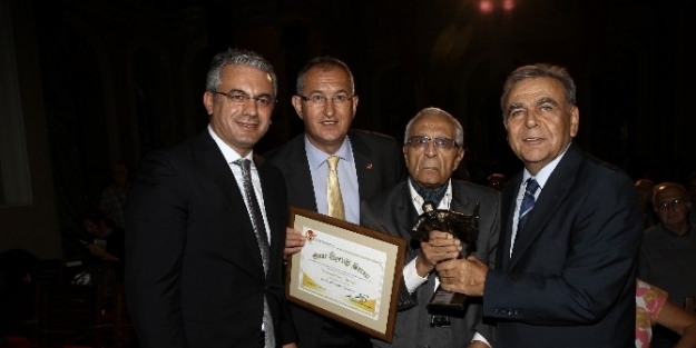 İzmirli Gazetecilerden Tarık Dursun K.’ya Vefa
