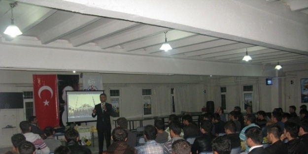 Üniversitelilere “cami Ve Gençlik” Konferansı