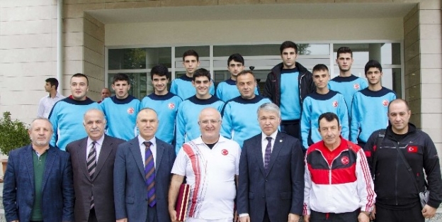 Genç Milli Boks Takımı Kapıkule’deydi