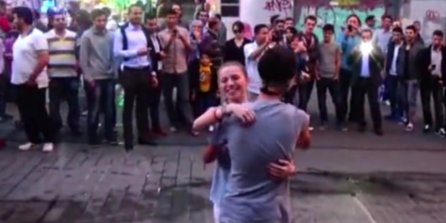 İstiklal'de sarılmak yasak