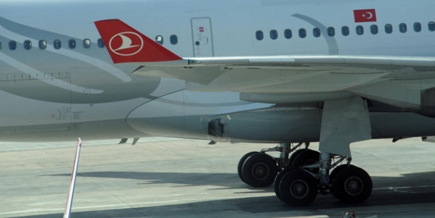 THY uçağına araç çarptı