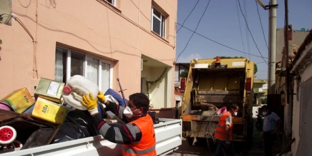 Söke’deki Evden Tonlarca Çöp Çikti