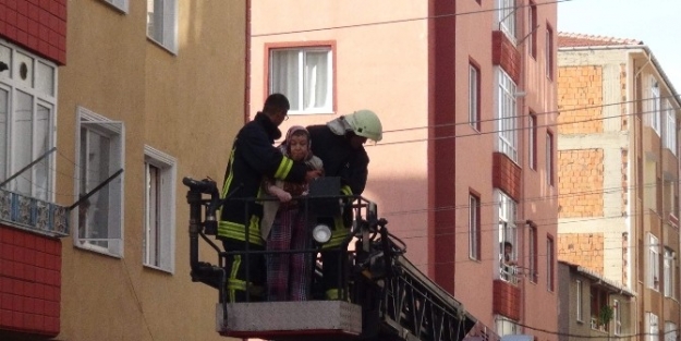 Yaşlı Kadın Kendi Evinde Kilitli Kaldı