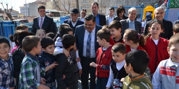 Bilecik Belediyesi İhtiyaç Sahibi Öğrencilere Kırtasiye Yardımını Sürdürüyor