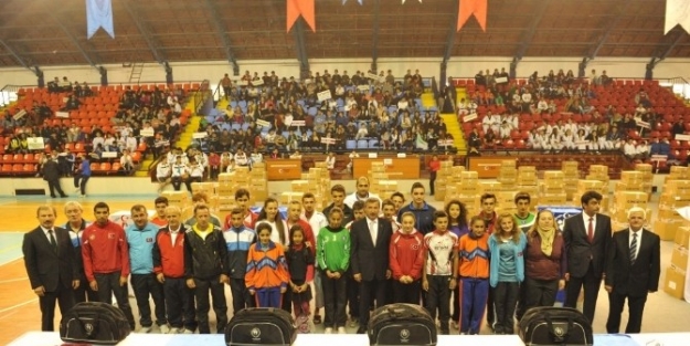 Kütahya’da Amatör Spor Kulüplerine Malzeme Yardımı