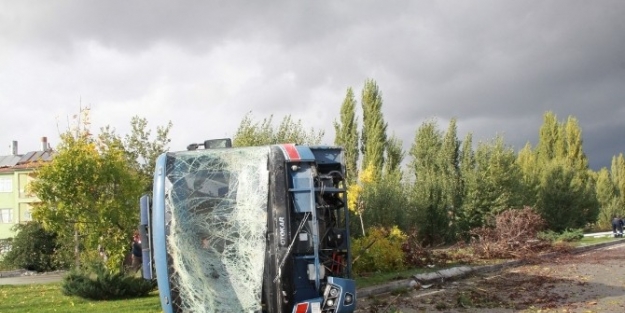 Cezaevi Aracı Devrildi: 3 Asker Yaralandı