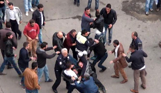 Kızlara laf attı yetmedi polisi yumrukladı!