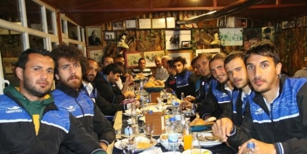 Serhat Ardahan Sporlu Futbolculara Moral Yemeği