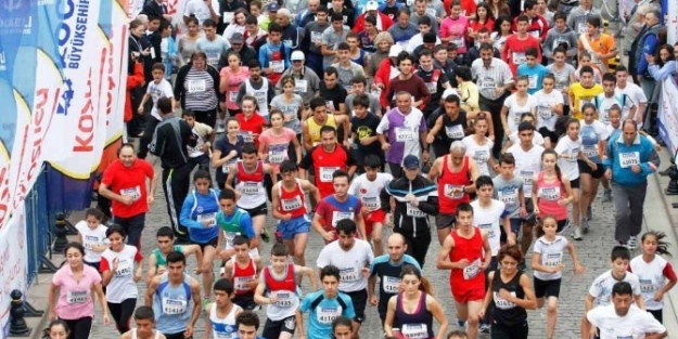 Cumhuriyet Koşusu İçin Yürüyüş Yolu’nda Stant Açıldı