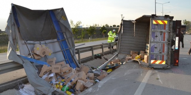 Bursa'da devrilen kamyon faciaya neden oluyordu