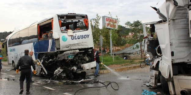 TIR yolcu indiren otobüse çarptı, 4 yaralı