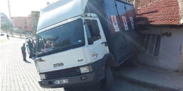 Freni boşalan kamyon eve girerek durabildi