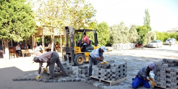 Erdemli’de Parke Döşeme Çalişmalari Sürüyor