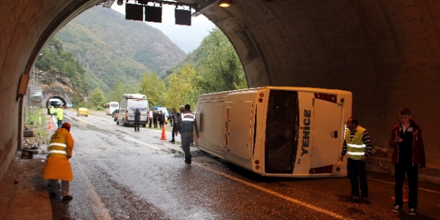 Karabük'te minibüs kazası, 22 yaralı