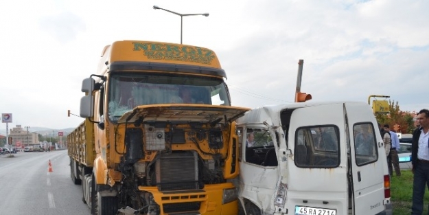 Kula’da Tır İle Minibüs Çarpişti