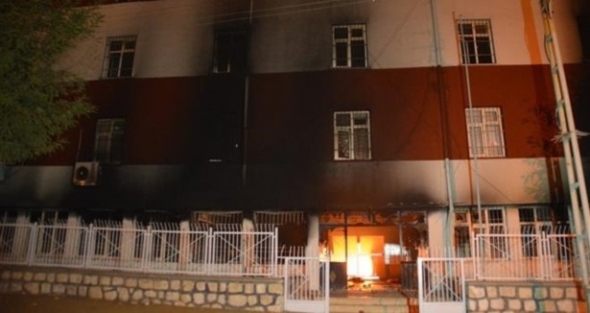 Kız yurdunu yakmak istediler!