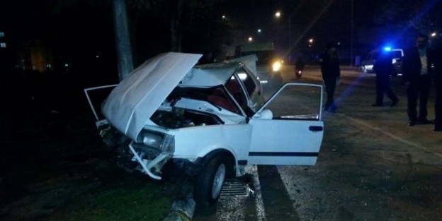 Erzincanda Otomobil Direğe Çarpti;1 Yaralı