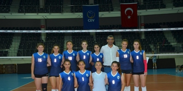 Foça Belediye Spor Genç Bayan Voleybol Takımı İlk Maçında Galip