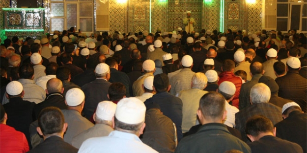 Mehmet Gömez Bursa'da sabah namazını kıldırdı