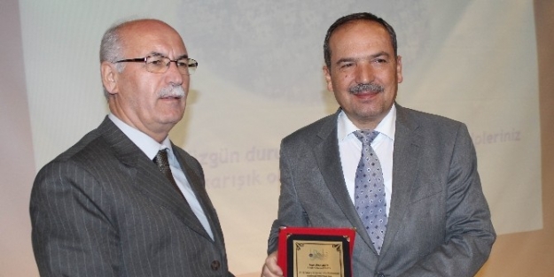 Müftü Gül’den Ahmet Akyıl’a Teşekkür Plaketi