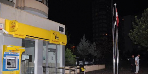 Adana'da Türk Bayrağına saldırı