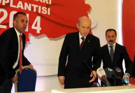 Devlet Bahçeli mikrofonları toplattı