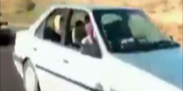 İki genç tırın altında kaldı