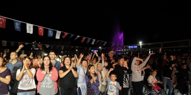 Işin Karaca Zeytin Şenliğinde Sahne Aldı