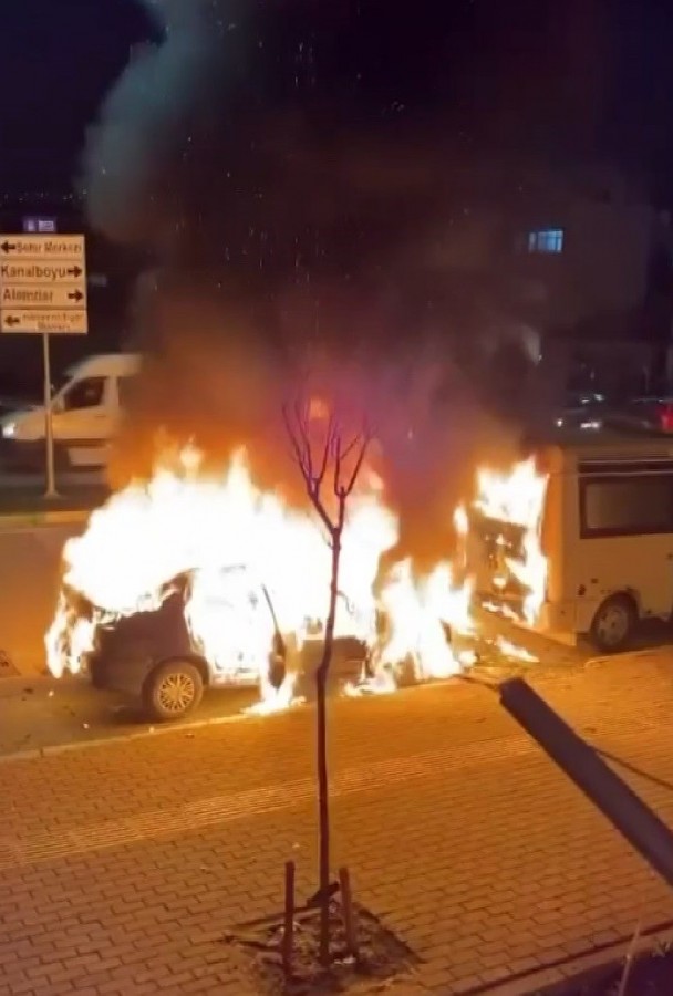 Bursa'da yanan otomobilden sıçrayan alevler minibüsü kullanılamaz hale getirdi