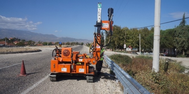 Sarıgöl-alaşehir Kara Yolunda Bariyer Çalişmalari Yapılıyor