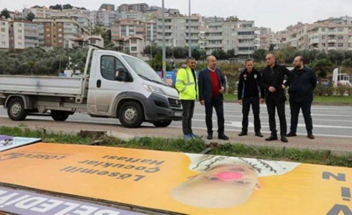 Büyükşehir Belediyesi Mudanya Belediyesi'nin billboardlarını söktürdü!