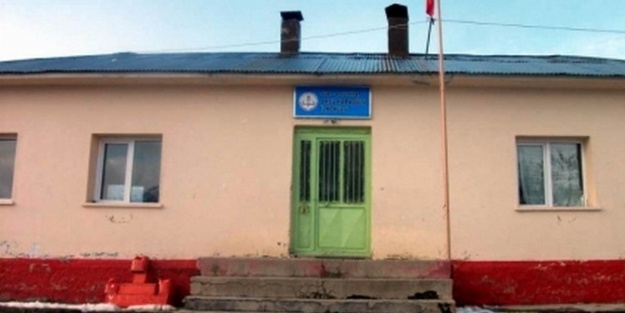 Koyulhisar Kabaoğlu İlkokuluna Yıkım Kararı Çikti