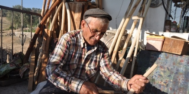 Demirci’de Ahşap Ustası Teknolojiye Meydan Okuyor