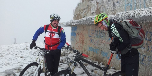 Uludağ'a çıkan bisikletçilere kar sürprizi