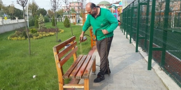 Kartepe’de Ahşap Kent Mobilyaları Renklendi