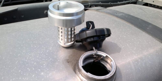 Aracın yakıt deposundan mazot çaldılar!