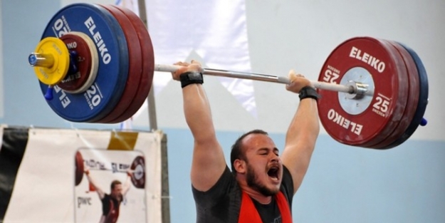 Kocaelili Halterciler Podyumda Şov Yaptı