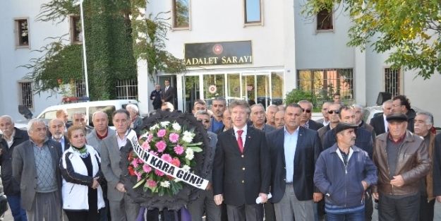 Chp’den Adliye Önüne Siyah Çelenk